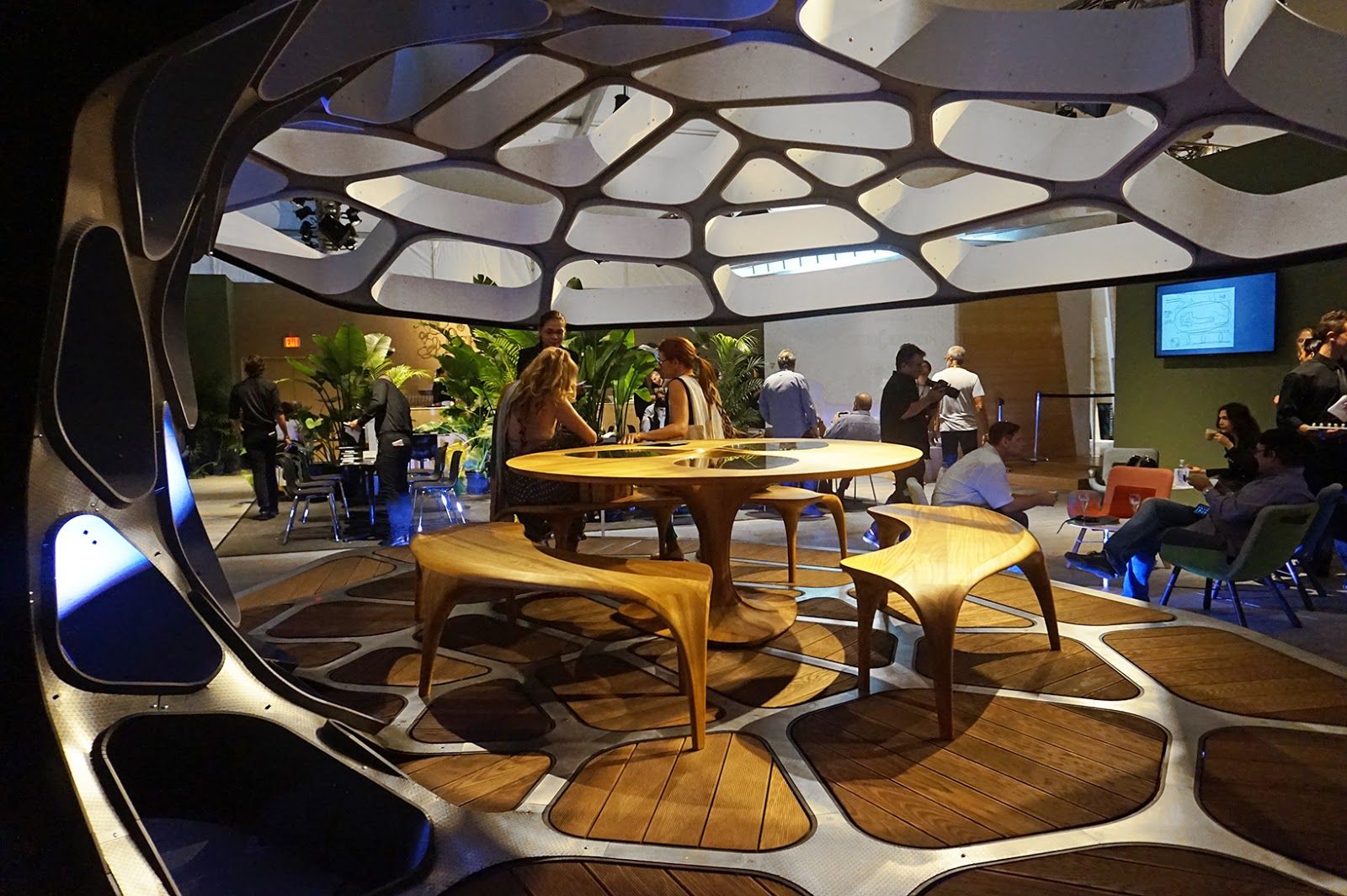 扎哈·哈迪德打造未来主义用餐空间-10