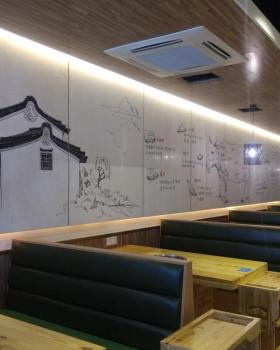 《无问西东》潮汕牛肉火锅店，草灰墙绿植营造自然氛围