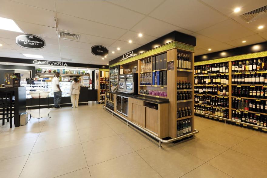 Imperatriz Gourmet · Flavia Guglielmi Arquitetura 的木质魅力办公空间-4