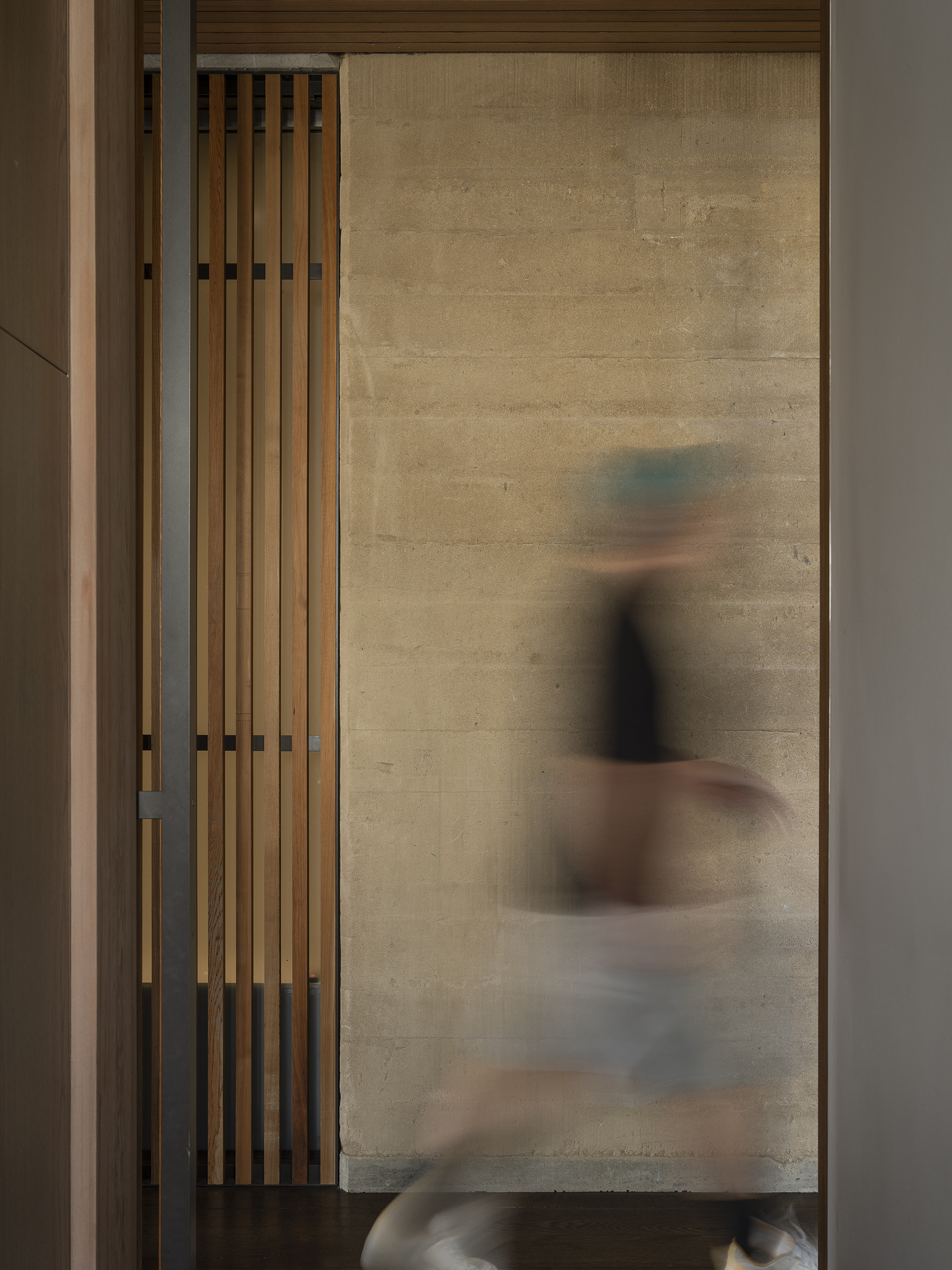 土屋；土房；地屋

注：Earth House常见有表示用泥土等建造的房屋这类意思，土屋土房较为契合生活中常见说法；地屋在一些特定语境下表达建在地面下或与土地紧密结合的房屋也合理，由于不清楚具体语境，难以给出绝对唯一准确翻译，如果有更详细语境信息，烦请提供 丨新西兰奥克兰丨Adele McNab Architects-11