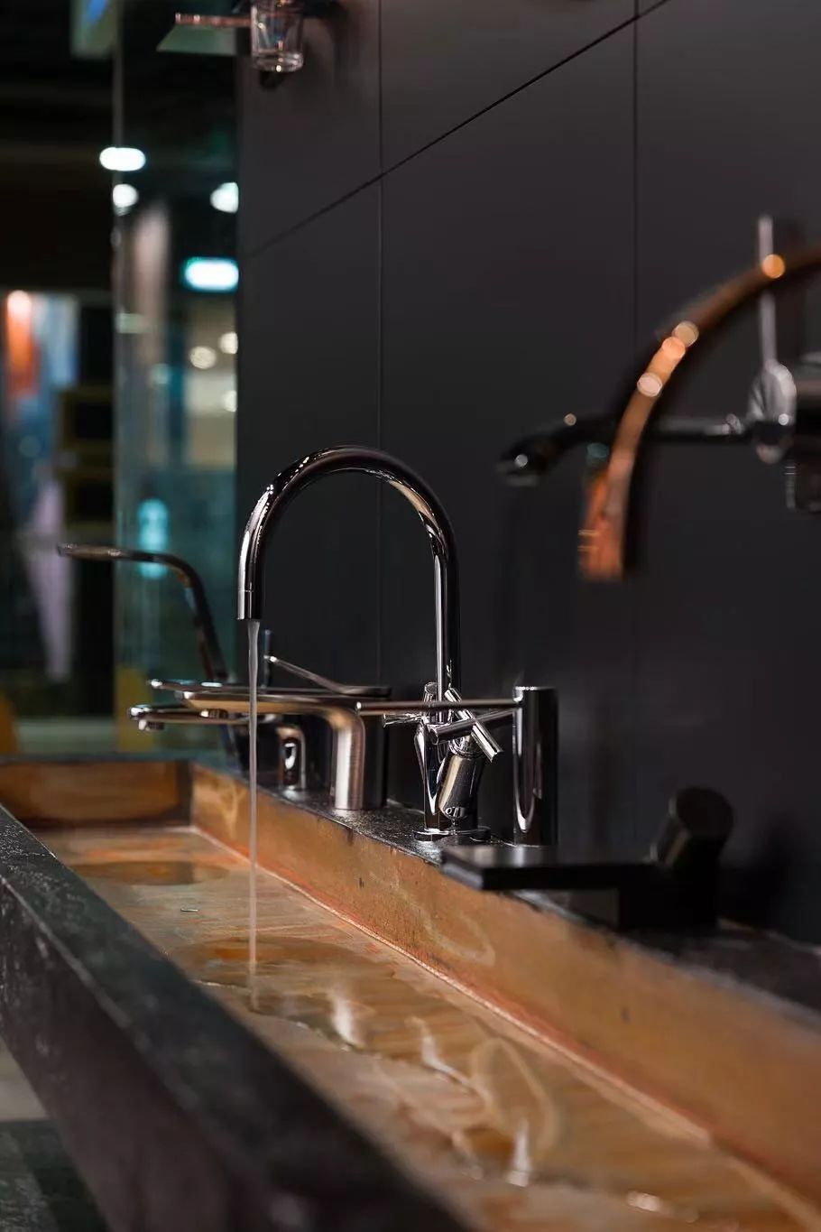 21 世纪科技时代卫浴展厅设计-8