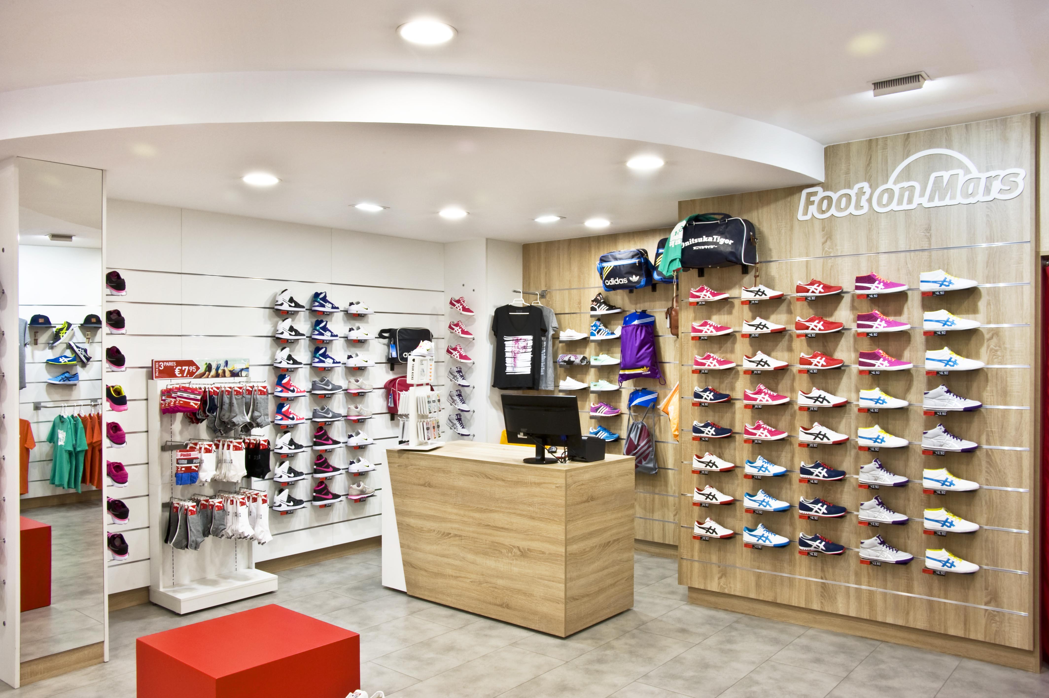 《火星之足》西班牙店 时尚运动鞋展示空间-11