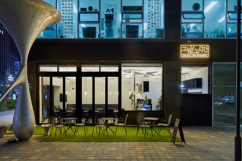 光影黑白咖啡馆 | 极简空间的温馨魅力-12