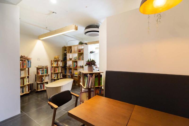 18 平小空间，化繁为简的白色木质咖啡馆设计-5