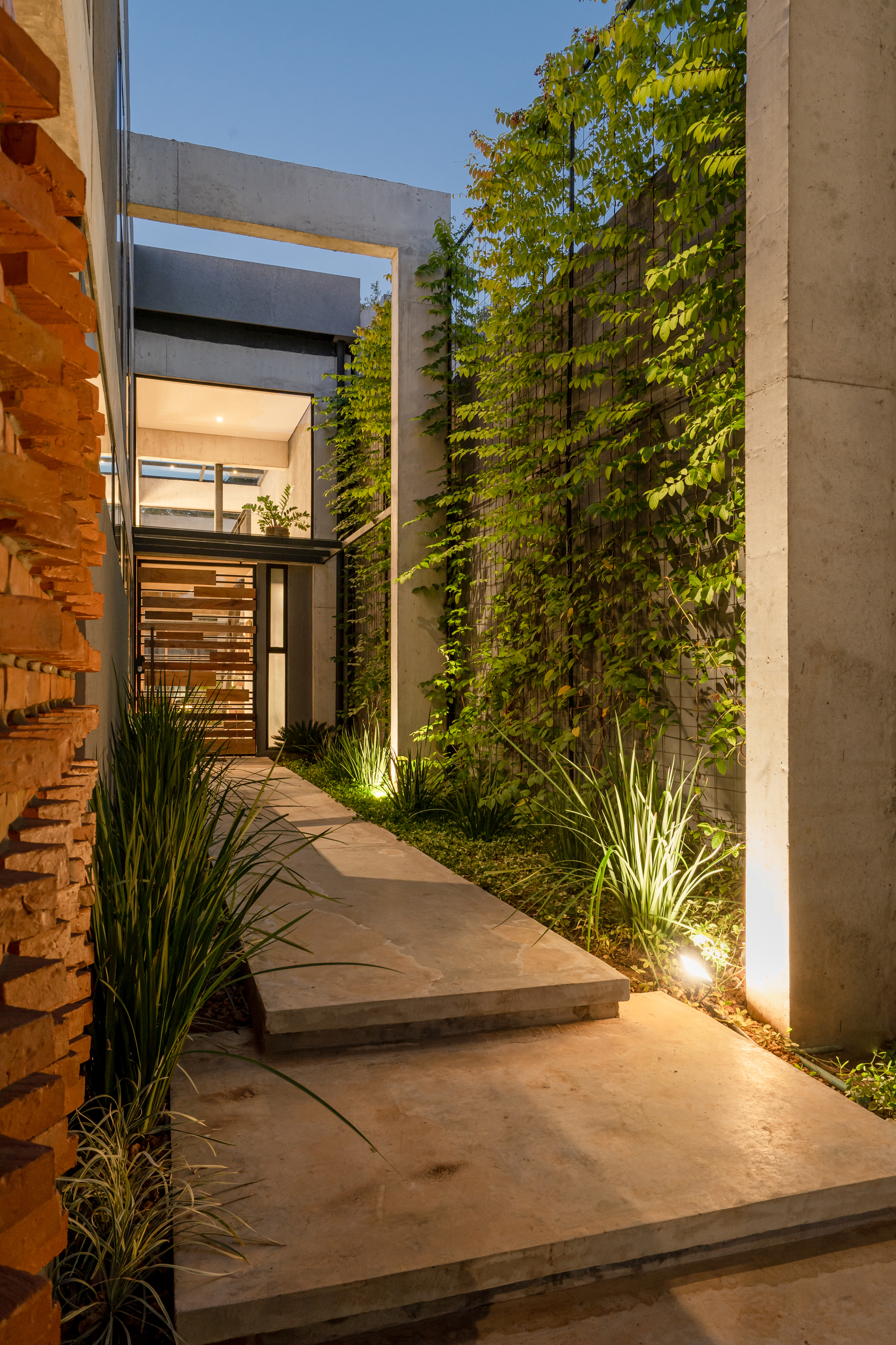 Levitate House / BAUEN-48