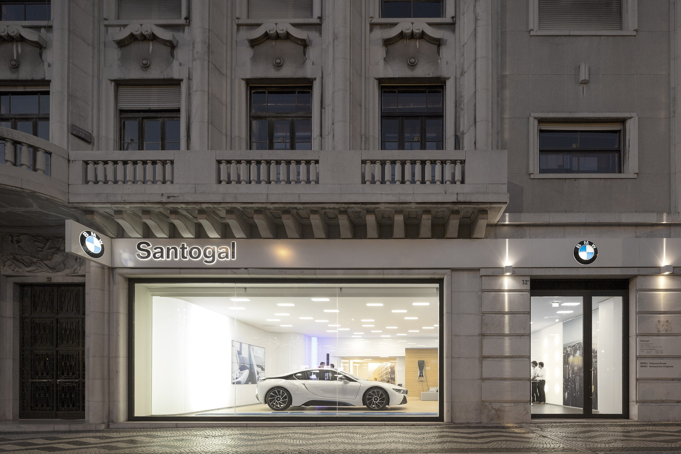 BMW i City Sales Outlet · 神秘动感白膜展示空间-8