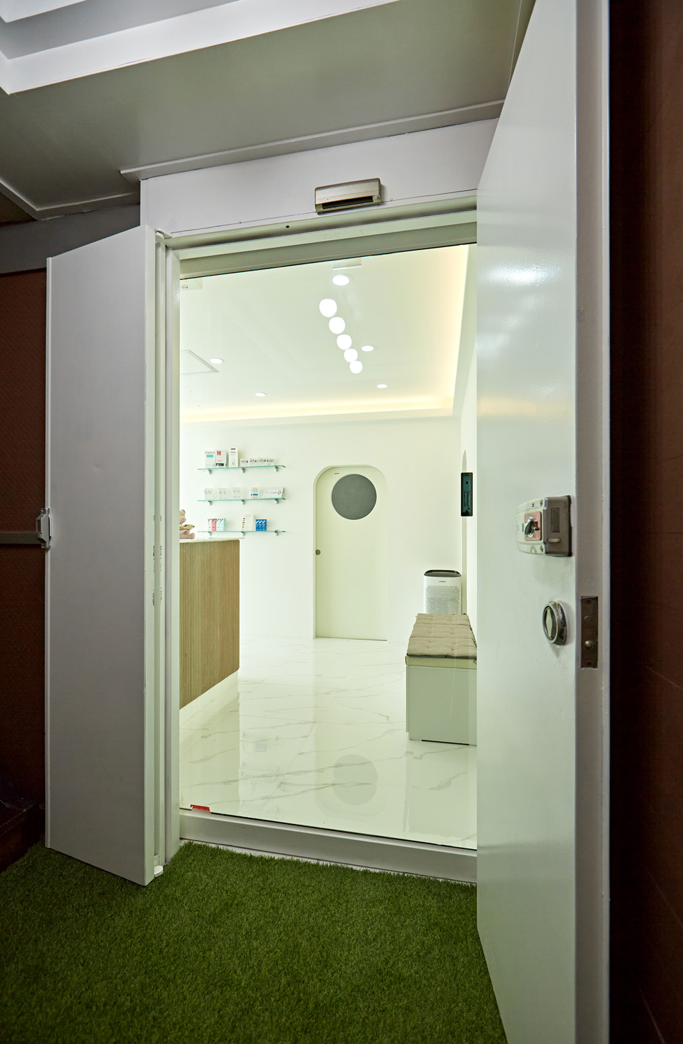 现代时尚的白色&木纹美妆店设计-19