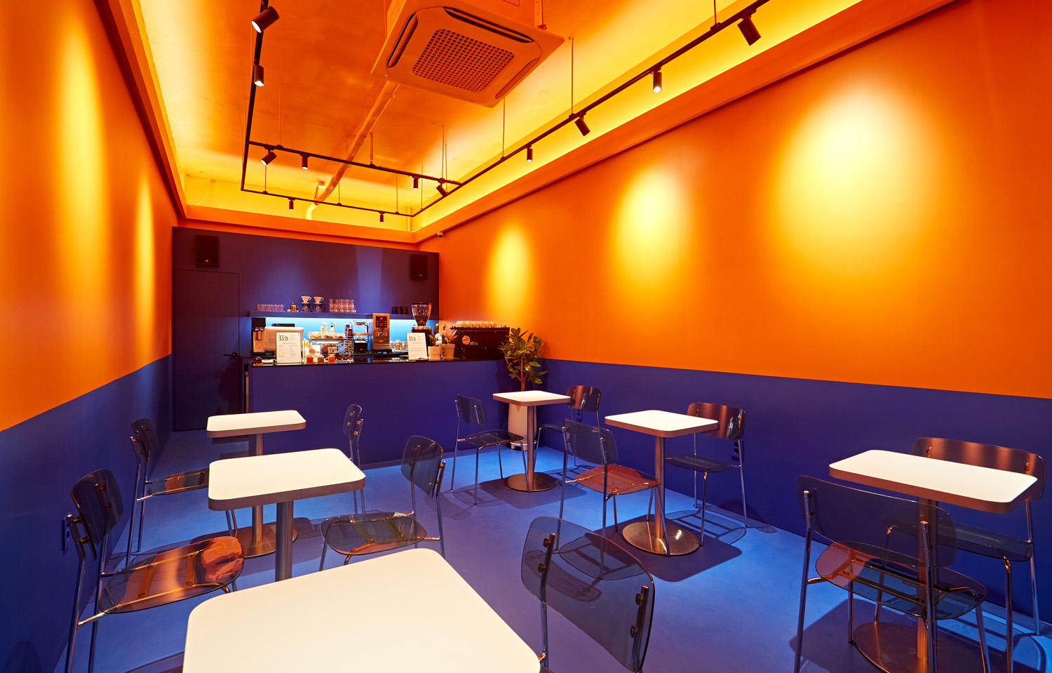 色彩斑斓的咖啡厅 | 迷你咖啡馆的室内设计魅力-10