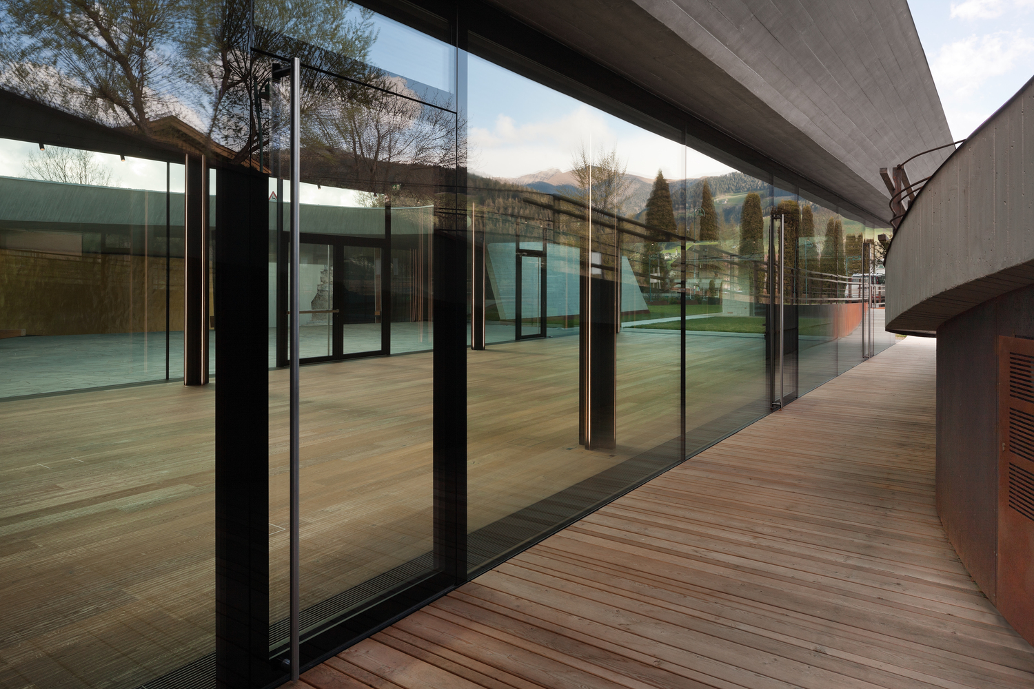 弗朗茨·克拉勒品牌南蒂罗尔地区奢侈品购物建筑设计-74