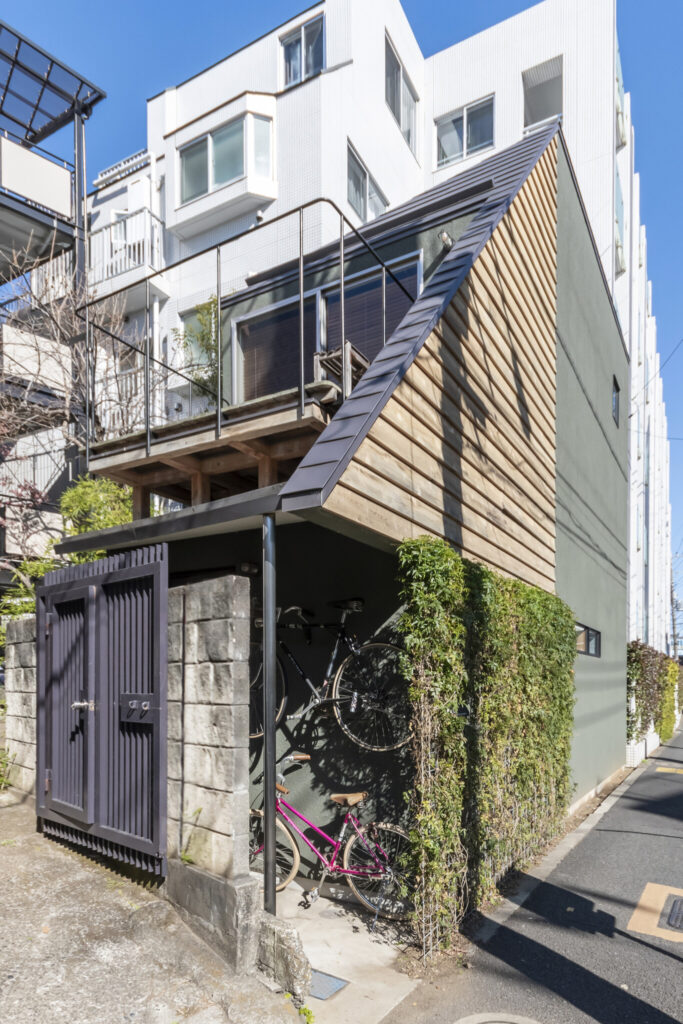 道路沿いの狭小敷地に建てた家　小さな家ながら、光を享受し開放感を感じて暮らす | Architecture | 100%LiFE-15