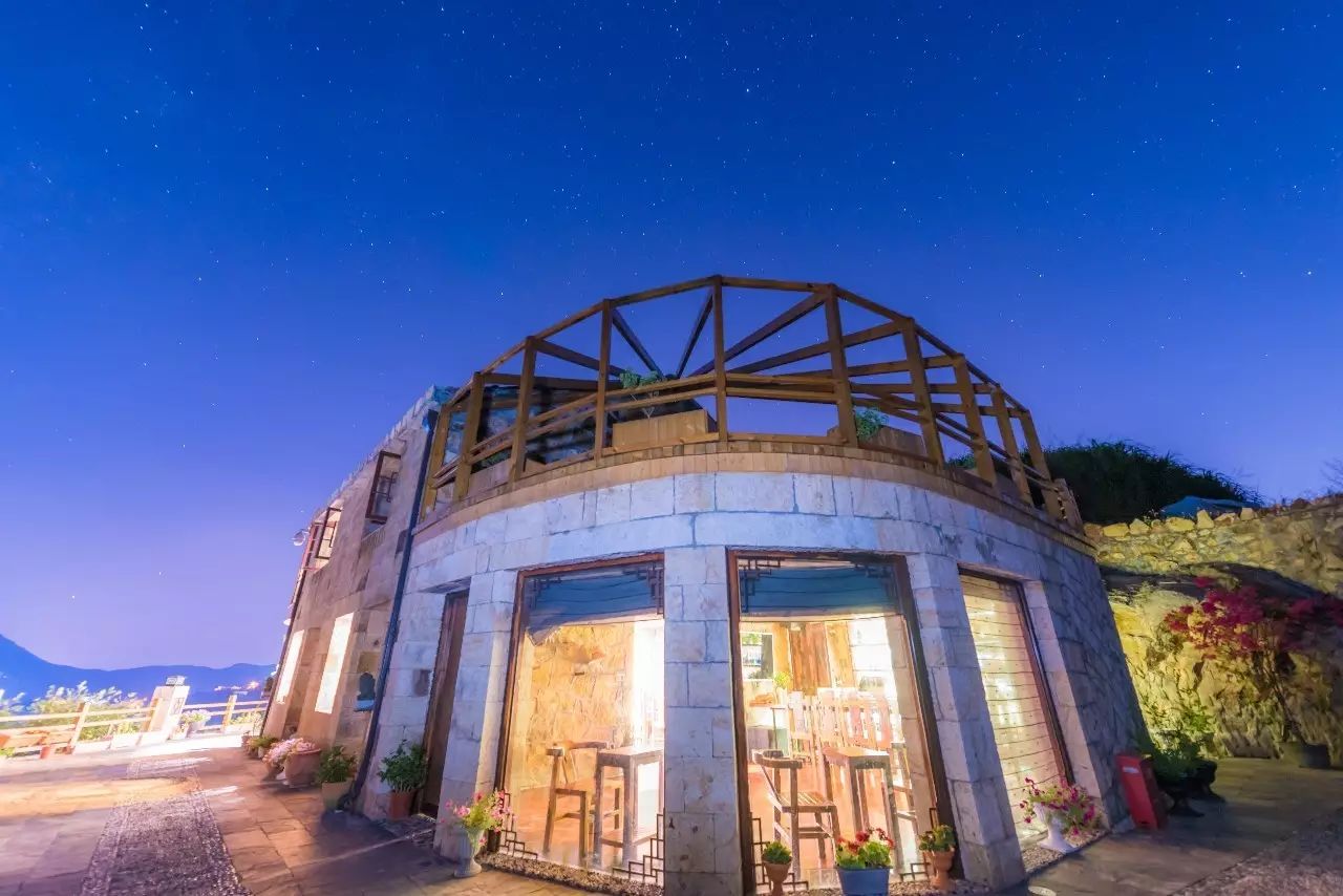 放弃百万年薪，回乡在海边建起一座石头房，他在追梦途中找到了诗和远方！-116