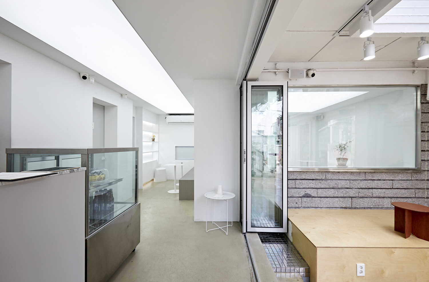 40 平米白色简约风咖啡厅 设计展现极简美学魅力-14