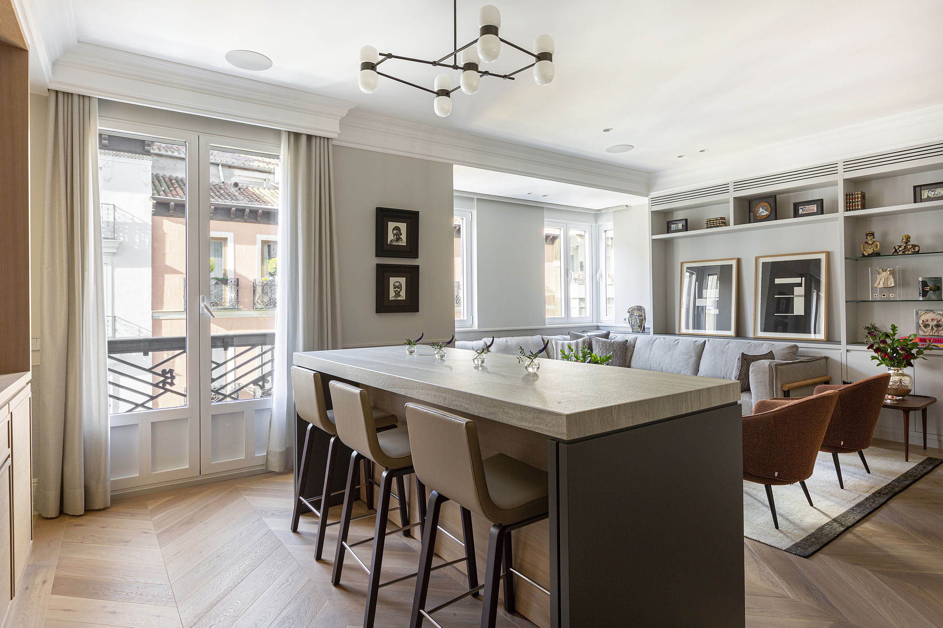 马德里 Salamanca 区 140 平米优雅公寓,中性色调与木质元素的完美融合-0