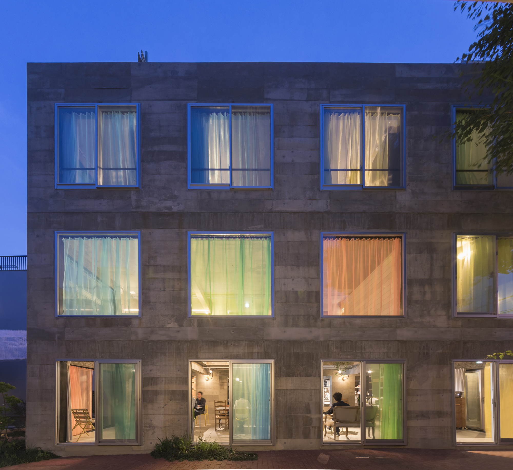 The Blend Inn Hotel / Tato Architects-40