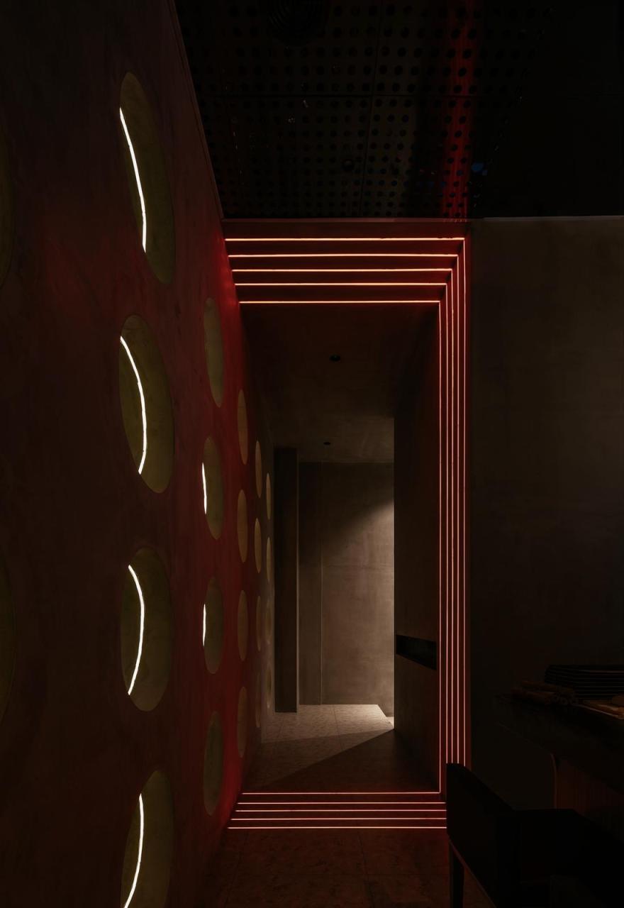 神秘感十足的酒吧设计-18