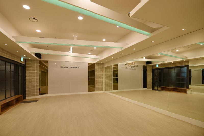 极简黑白色调的 157 平米健身中心设计-8