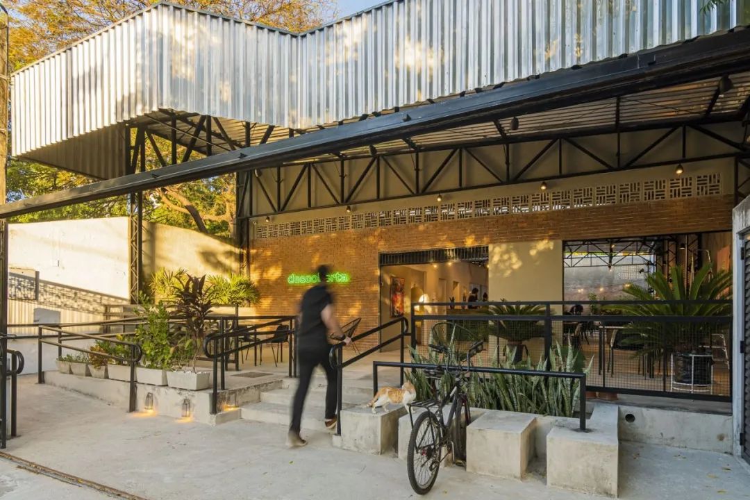 Descoberta 咖啡馆 | 工业风改造，融入街道的惊喜空间-4