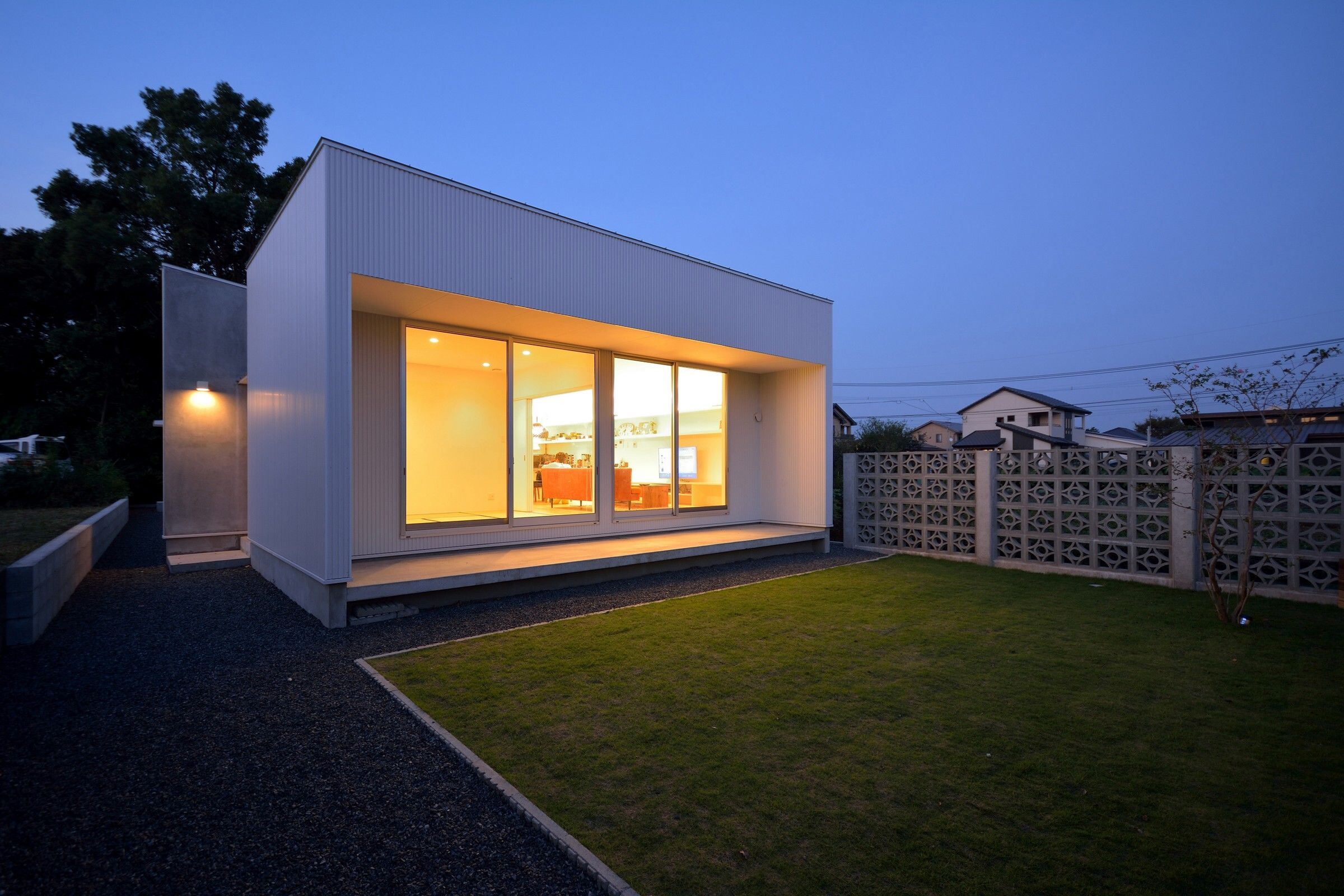 日本长型场地上的简约木质住宅-10