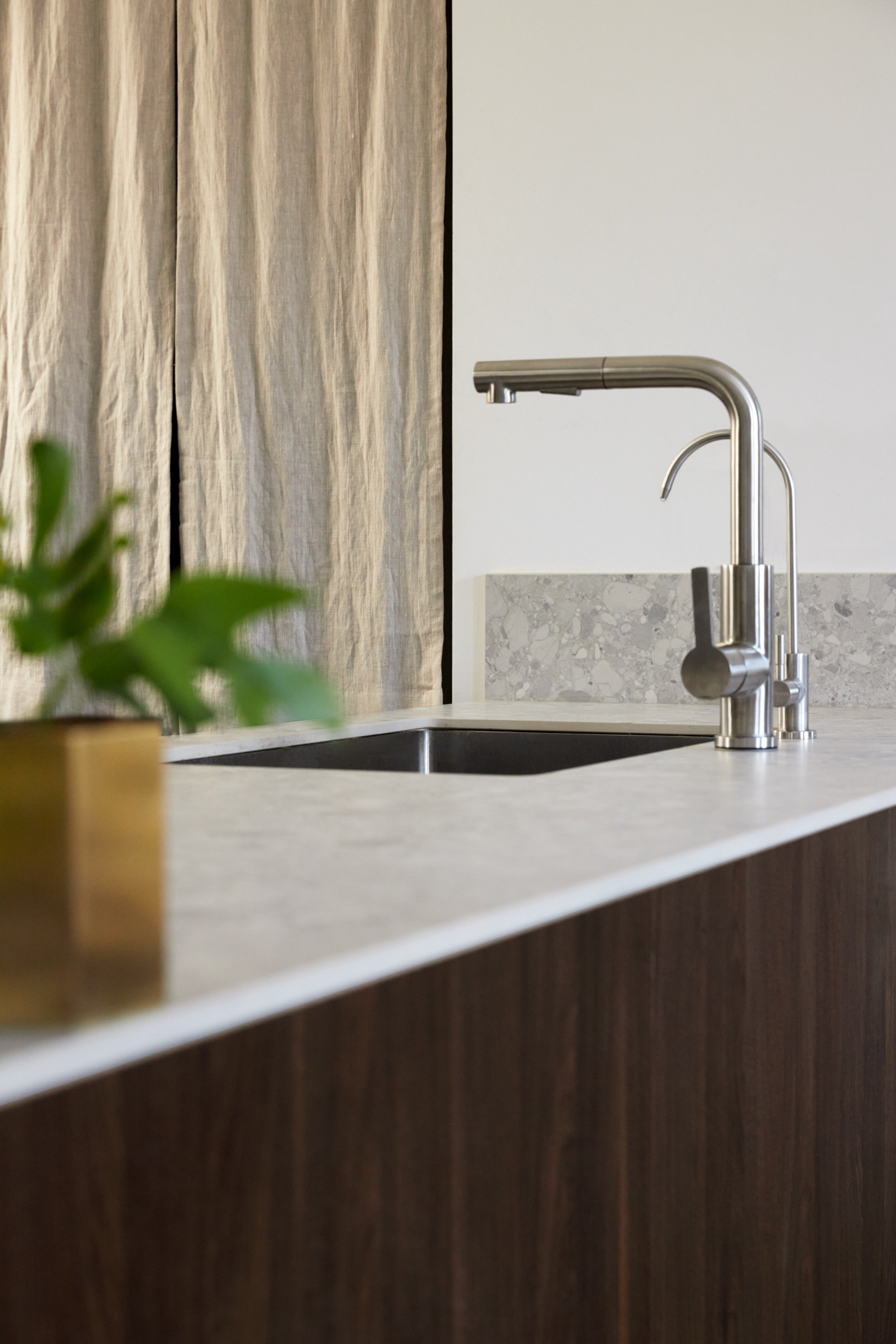 色彩鲜明的现代改造 · 巴西黄房子-14