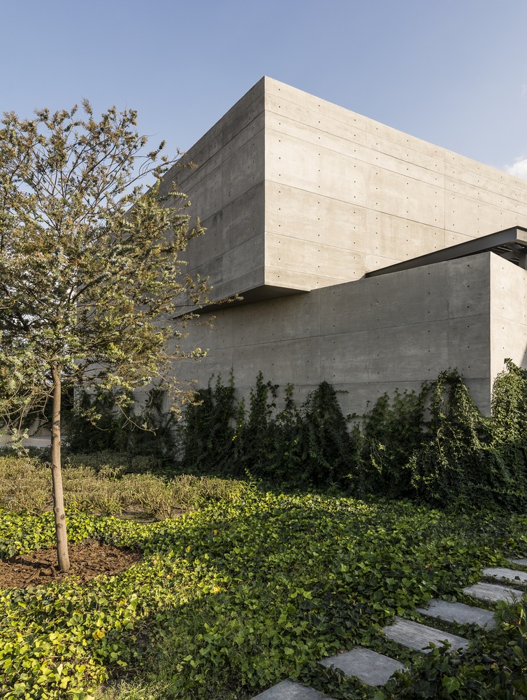 封闭社区内的内向型家居巨石——DeLunna House-28