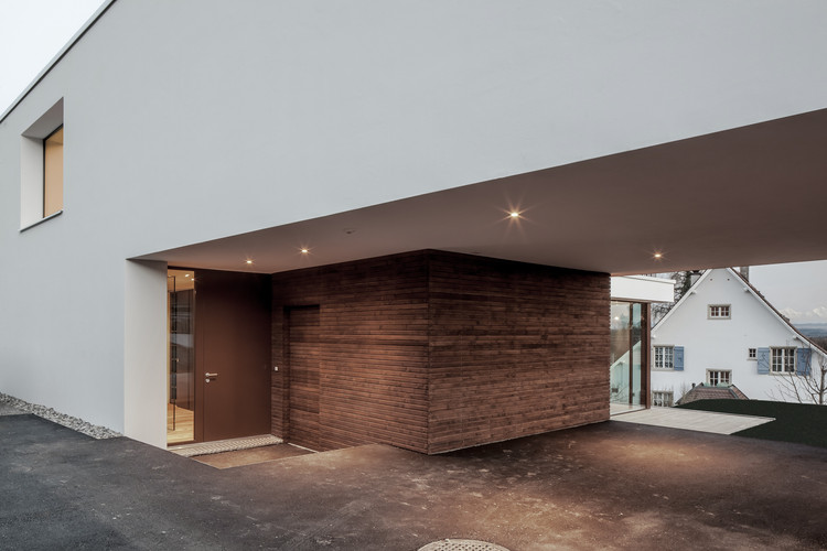 瑞士山坡上的 L 形家庭住宅-28