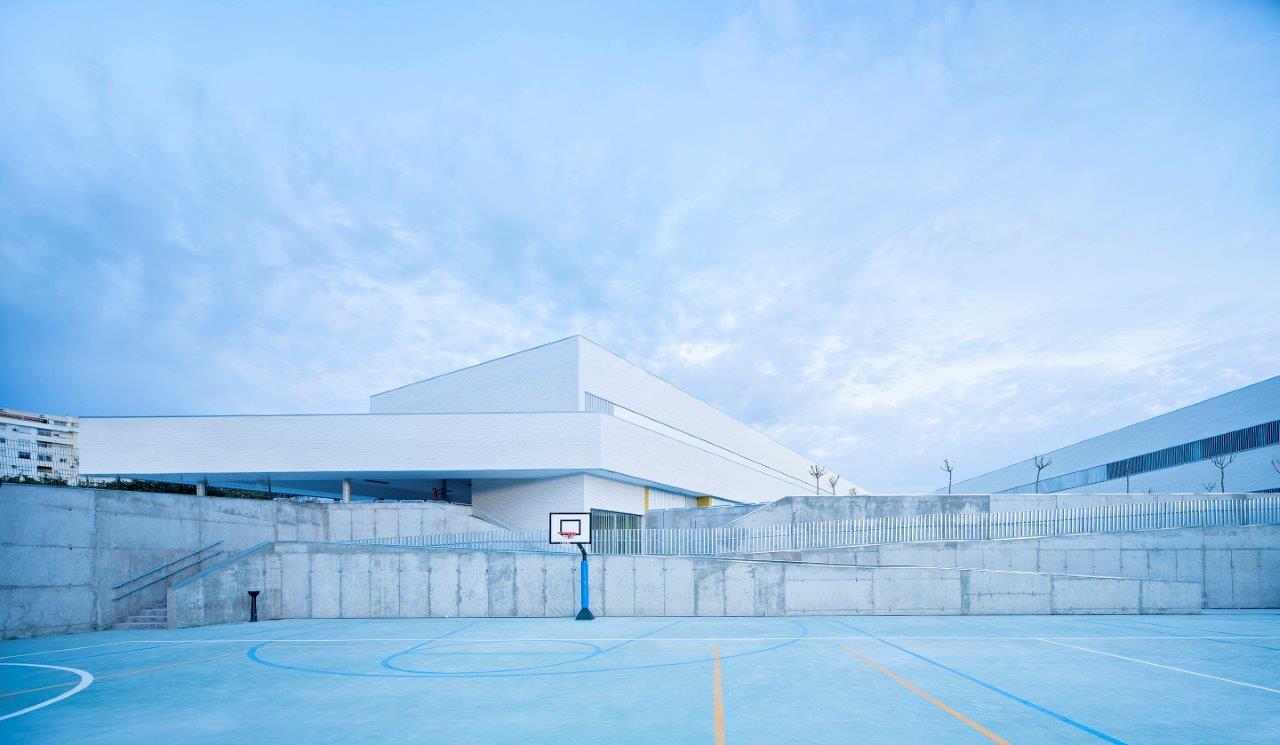 Indira Gandhi Public School · 融入地形的教育建筑-14