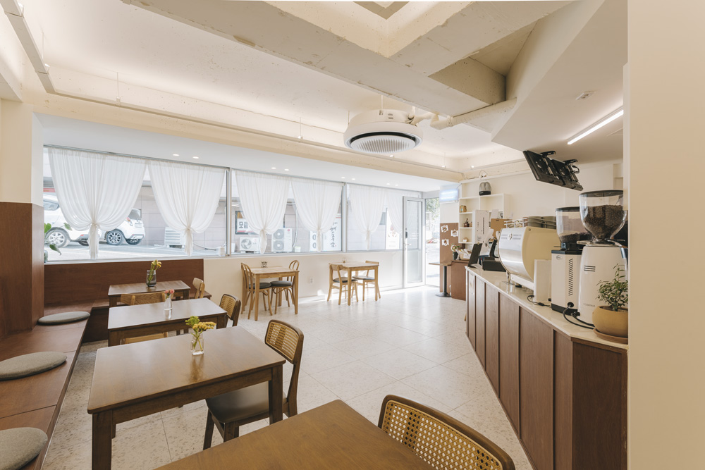 白色与木色，打造 21 平极简咖啡厅-4