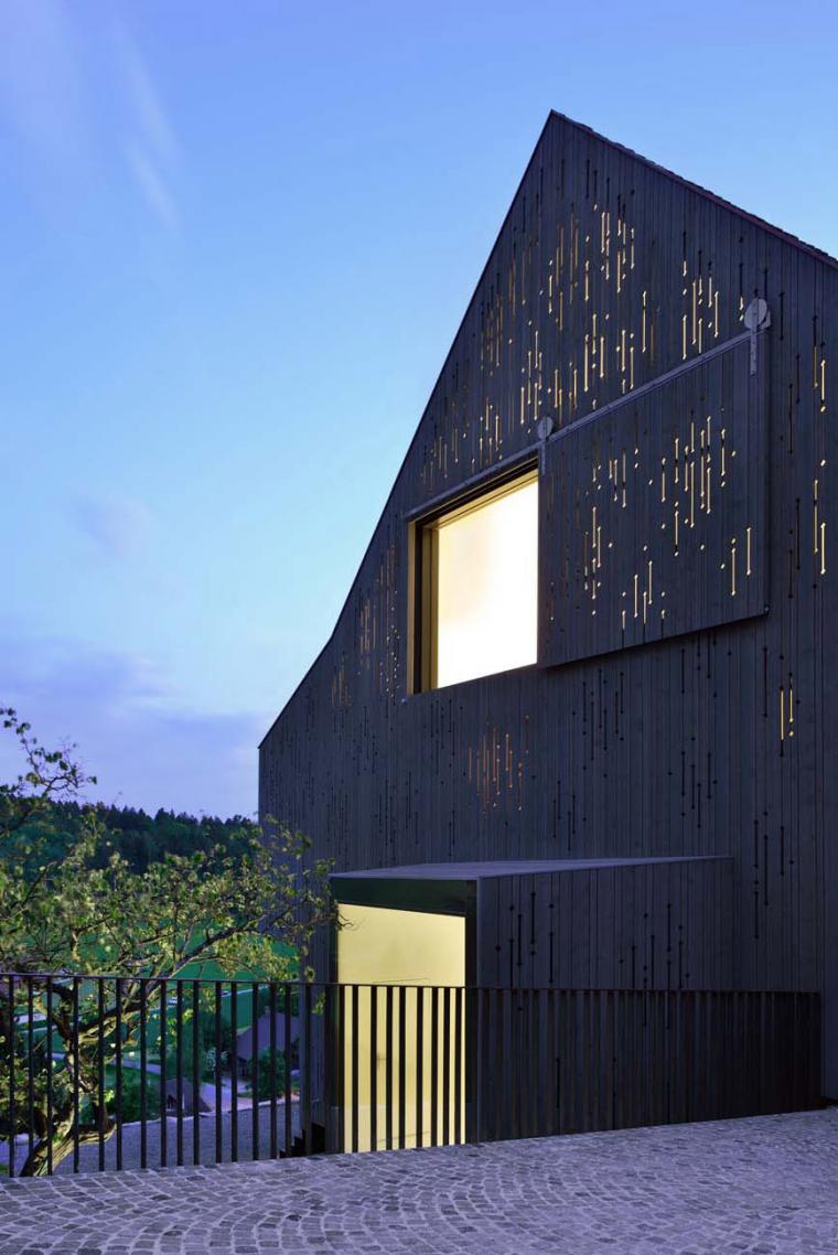 瑞士中世纪小镇新宅 | 传统与现代的完美融合-11