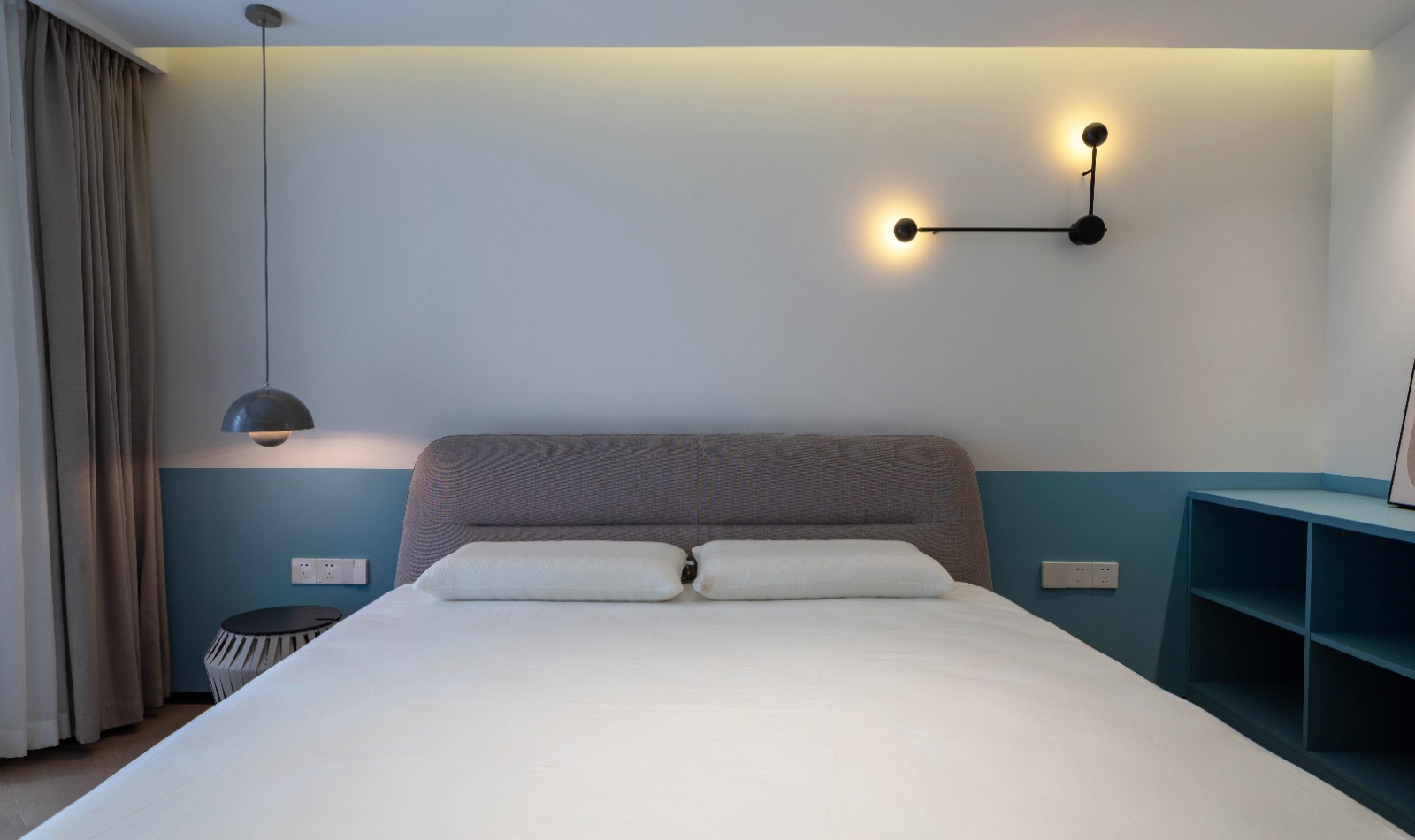 琐碎空间大改造 | 220 平经典现代风设计，灯光与质感的完美结合-31