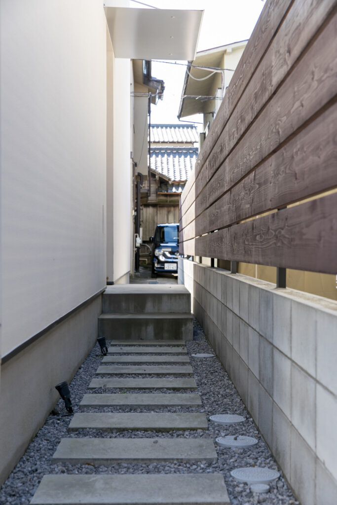 薪ストーブのあるピットリビング　外とのつながりがくつろぎを生む “共有”の空間と時間を作る家 | Style of Life | 100%LiFE-19