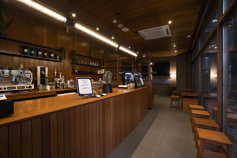 12 坪木质咖啡厅，演绎温馨高雅空间-6