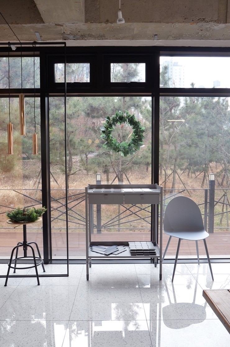 极简设计打造办公空间与展示厅-8