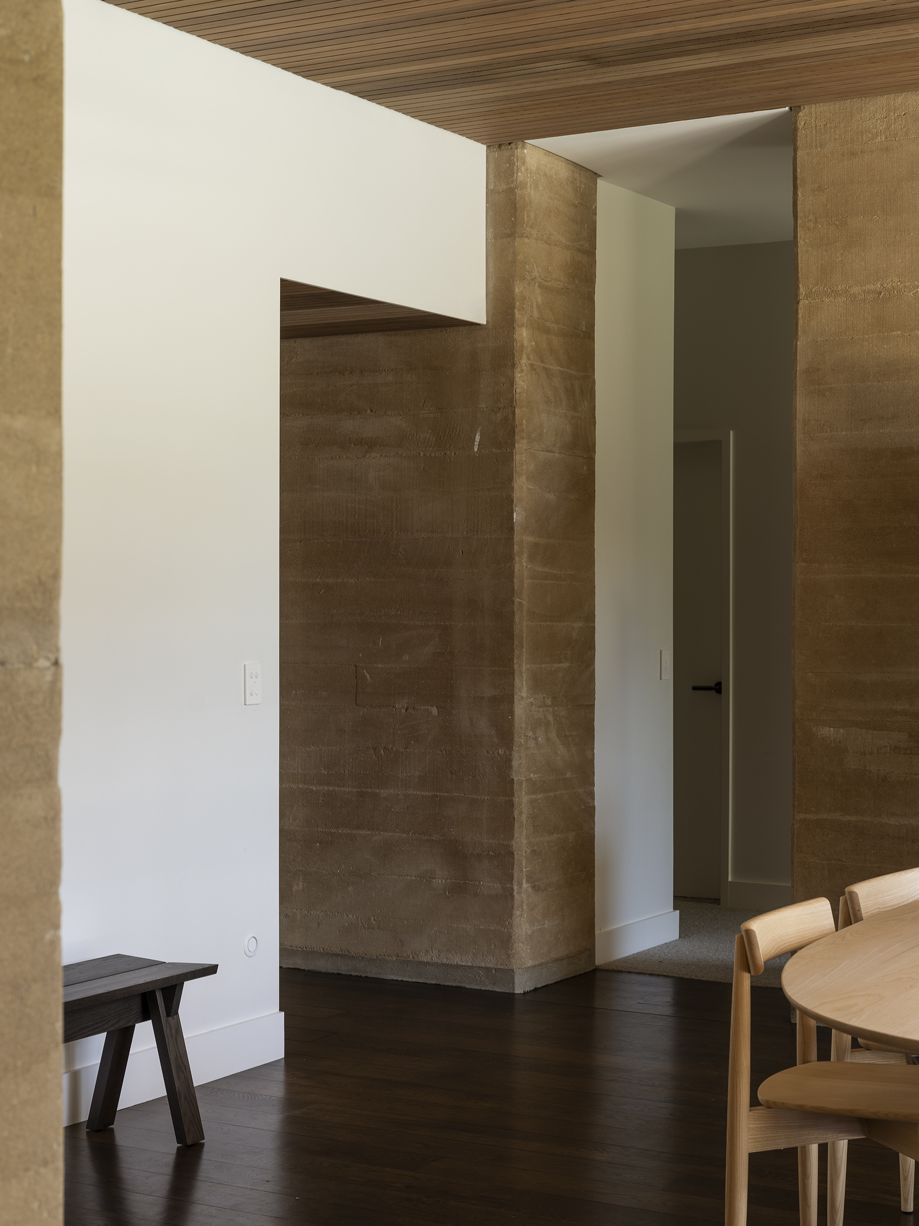 土屋；土房；地屋

注：Earth House常见有表示用泥土等建造的房屋这类意思，土屋土房较为契合生活中常见说法；地屋在一些特定语境下表达建在地面下或与土地紧密结合的房屋也合理，由于不清楚具体语境，难以给出绝对唯一准确翻译，如果有更详细语境信息，烦请提供 丨新西兰奥克兰丨Adele McNab Architects-18