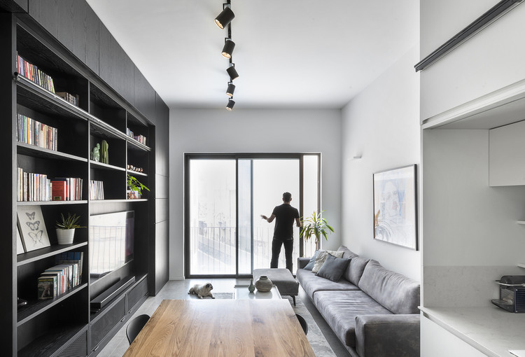 特拉维夫 44 平米公寓,深色设计诠释小空间魅力-9