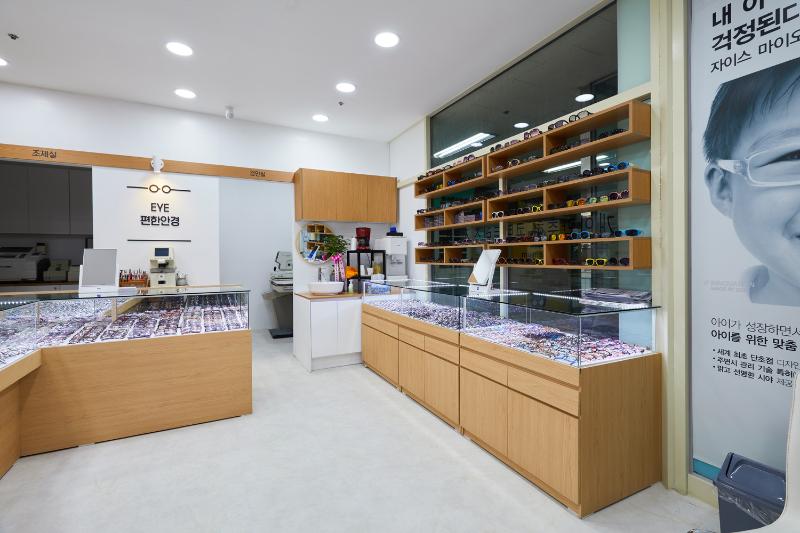 简约 16 坪眼镜店设计，展现白色与木纹之美-5