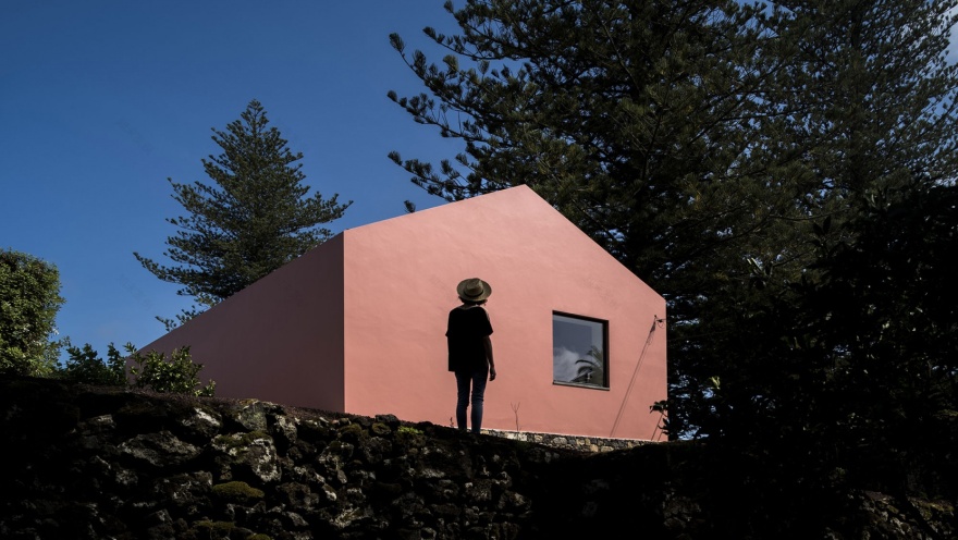 A Pretty Shade of Bubblegum Makes the Pink House Pop in the Azores-0