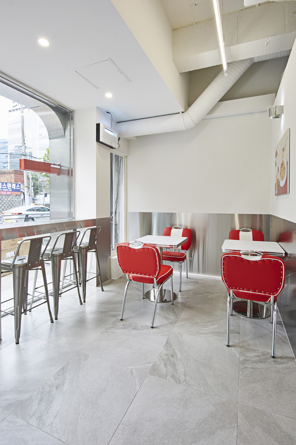 简约红色点缀的 9 坪专业咖啡厅设计-8