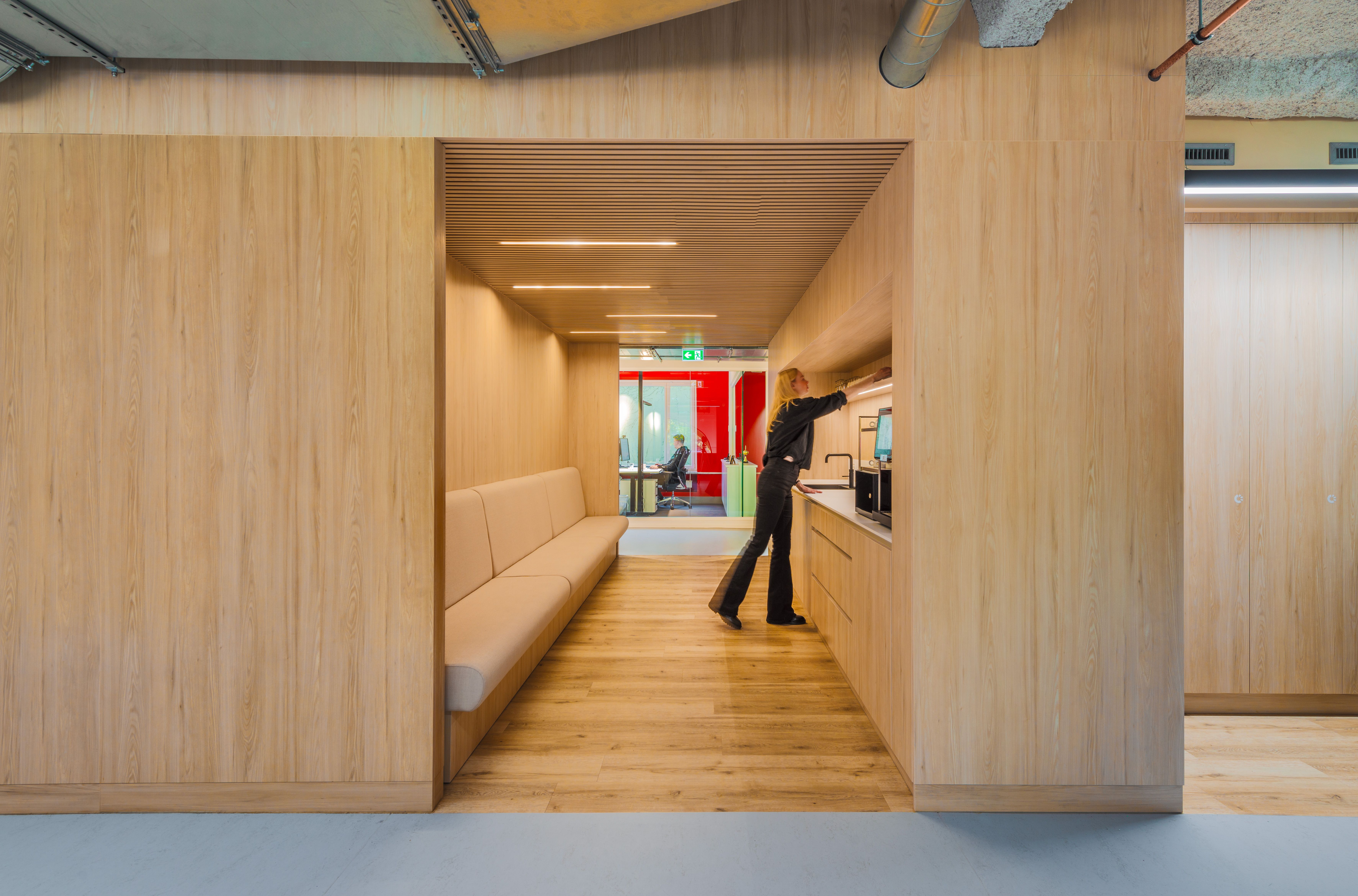 Mouz总部

注：Mouz可能是特定组织、品牌等名称的缩写，若有更明确的信息，可使翻译更精准 丨德国汉堡丨与VenhoevenCS合作设计,建筑师Dafne Wiegers-33