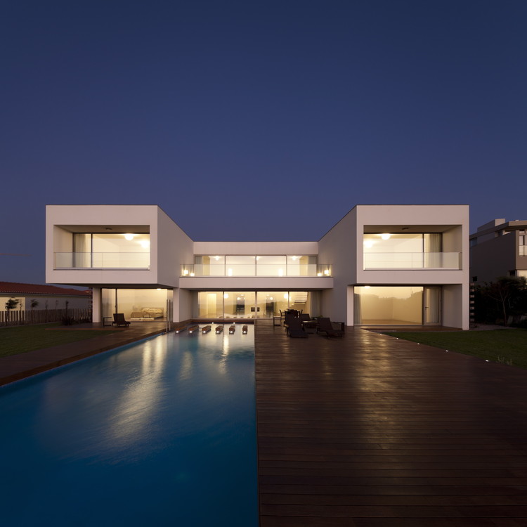 葡萄牙 Obidos 海滨别墅 | 室内外和谐共生的绿意空间-2