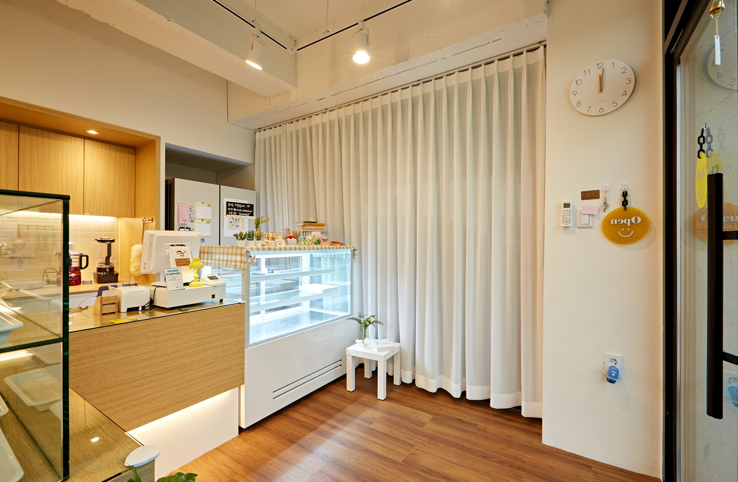 白色&原木风 7 坪咖啡店设计-8