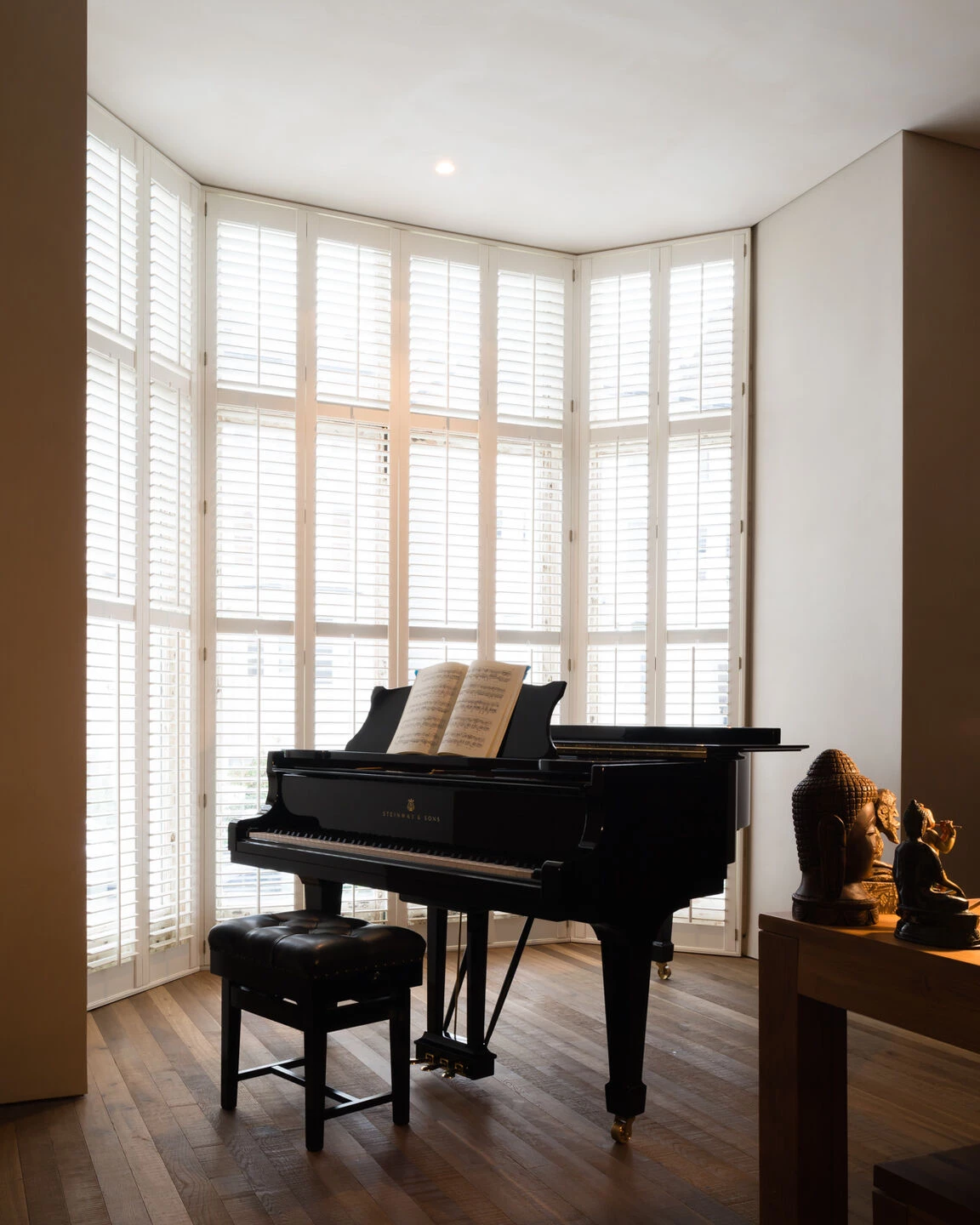 伦敦贝克汉姆公寓的极简禅意空间-12