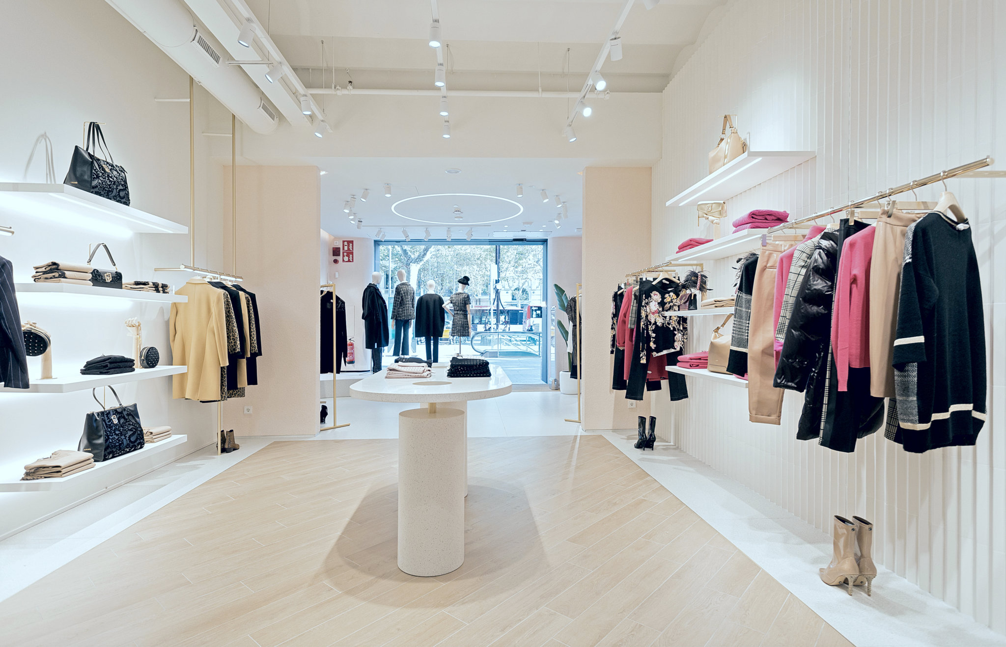 刘•乔巴塞罗那格拉西亚旗舰店-10