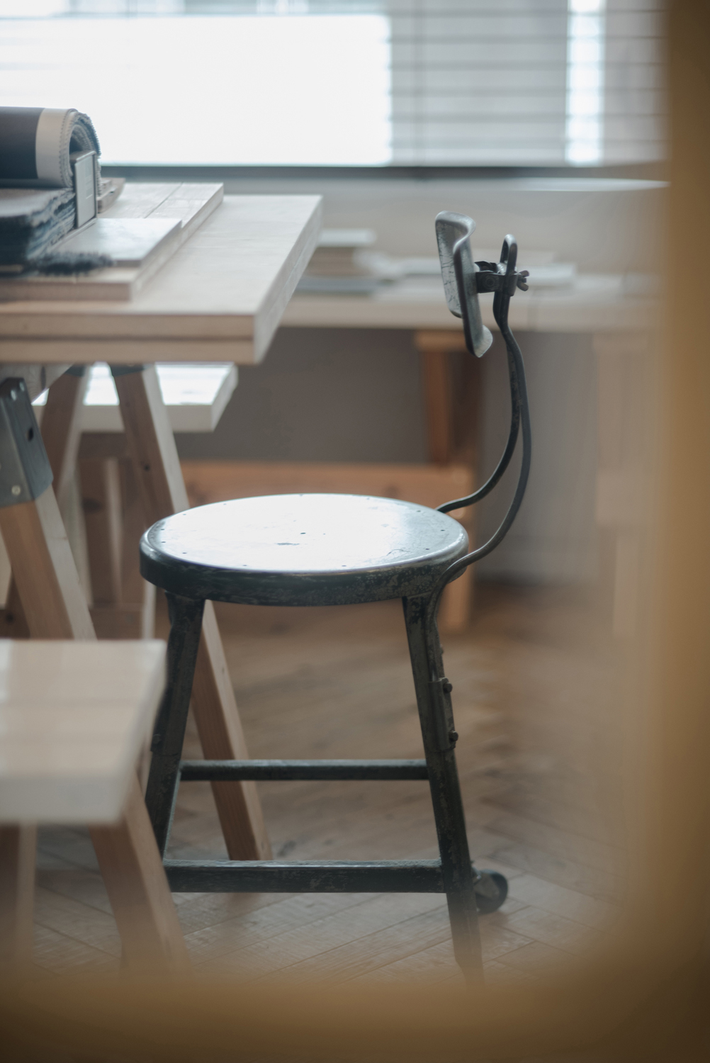 鹅卵石办公室；PEBBLE也可能是特定名称，如品牌名、项目名等，若有更明确语境PEBBLE办公室的表意更明确 此处假设缺乏进一步信息，根据字面直接翻译为鹅卵石办公室 -8