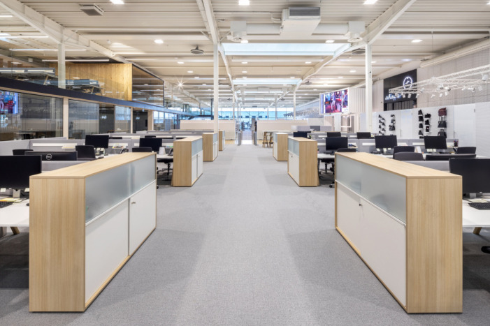 波兰 CCC 鞋包办公空间-11