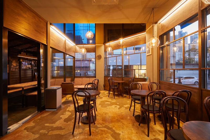 温馨 16 坪咖啡厅，明亮色彩与照明营造舒适氛围-3