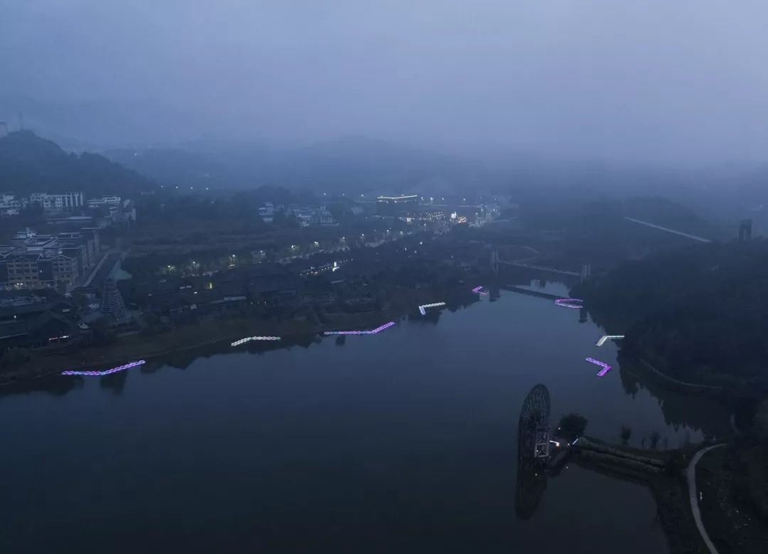 丹寨万达小镇睡莲水上影展,自然与艺术的融合-13