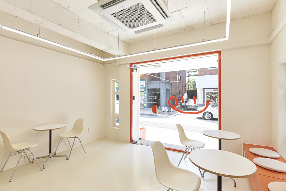 11 坪可爱红色甜品店的温馨室内设计-7