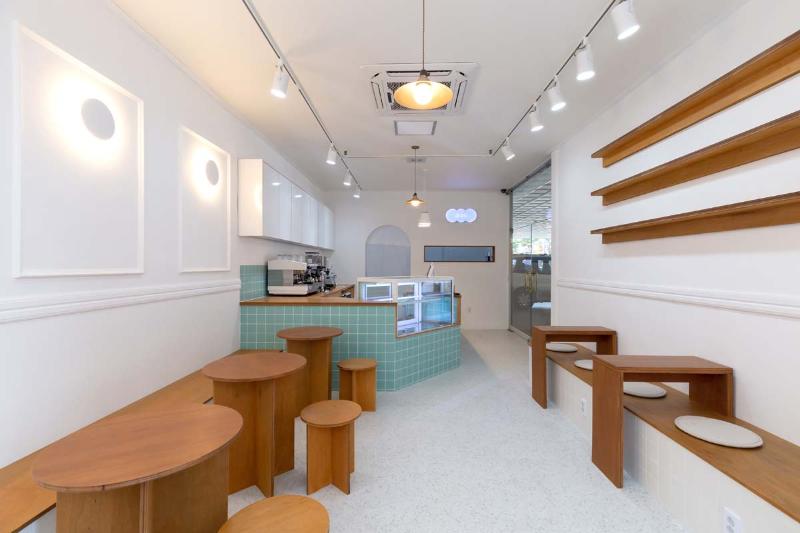 12 平米地球咖啡厅，白色&木色打造清新空间-2