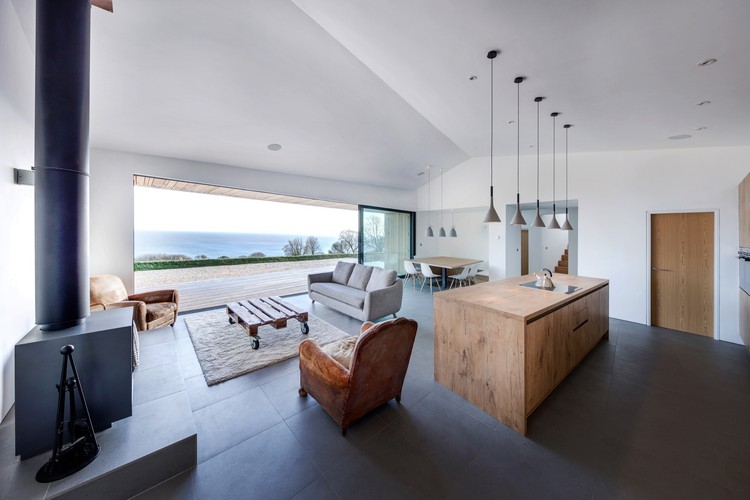 英国南海岸悬崖度假屋 | 颠覆传统的悬浮木筏设计-2