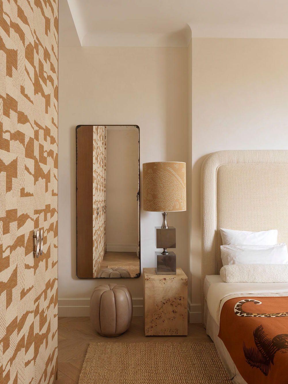 现代巴黎公寓设计中的温暖装饰艺术风格-12